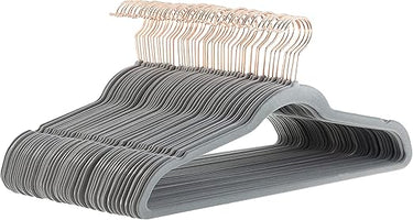 Amazon Basics Paquete de 50 perchas antideslizantes, delgadas, con acabado de terciopelo, color gris/dorado rosa